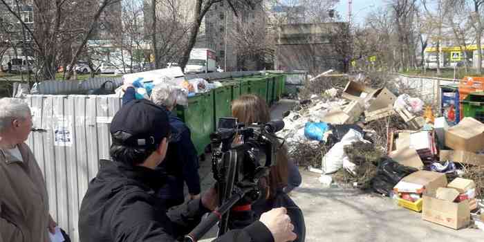 На фоне мусора снимался репортаж: журналисты ТВ «Краснодар» выясняли, кто виноват в свалке отходов на Энке