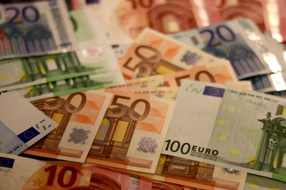 Напечатала фальшивые евро дома на принтере и расплачивалась ими в магазинах жительница Кубани