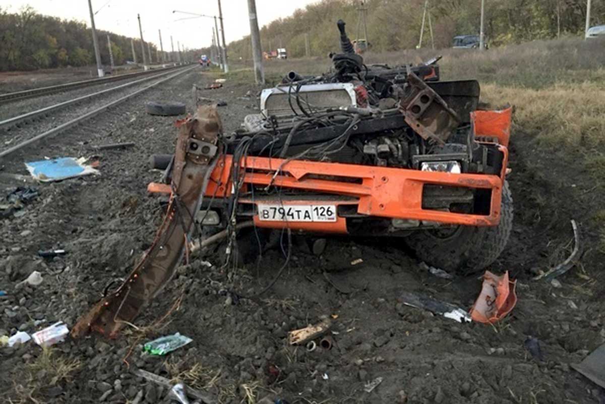«Пролетел» на красный через железнодорожный переезд и врезался в поезд грузовик на Кубани