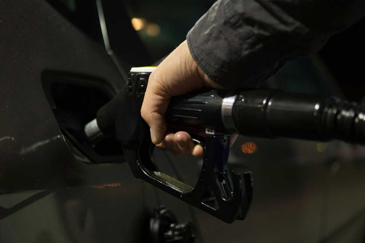 Статистики выяснили, на сколько литров дизельного топлива хватит средней зарплаты жителя Кубани