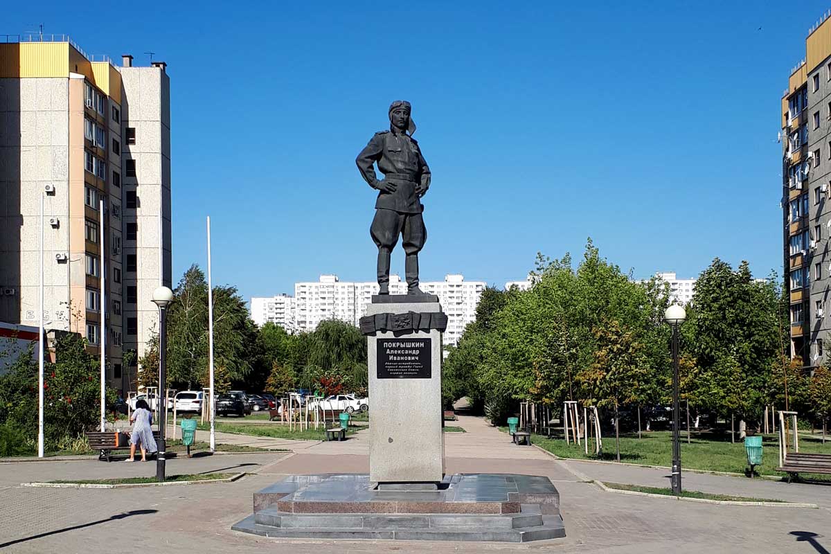 Памятник Александру Покрышкину – символ и «сердце» Энки