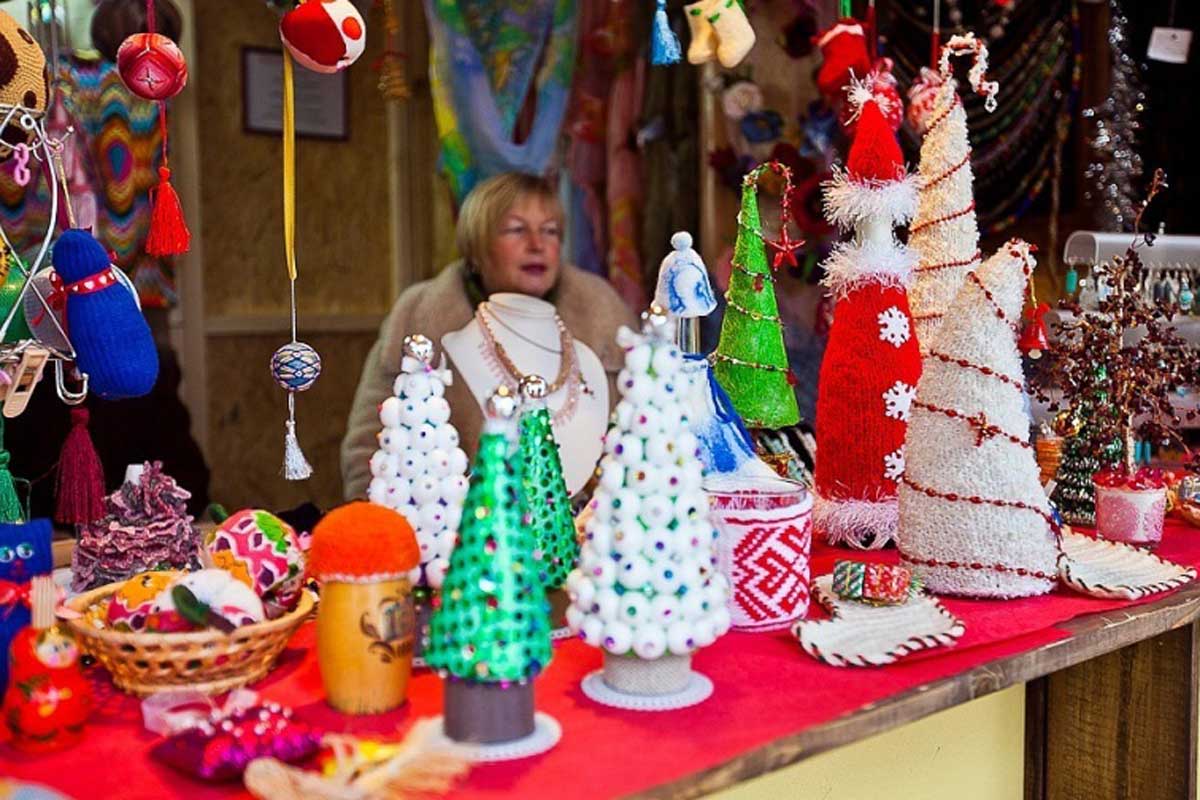 Праздник к нам приходит: в Краснодаре устанавливают главную елку города и готовятся к Рождественской ярмарке