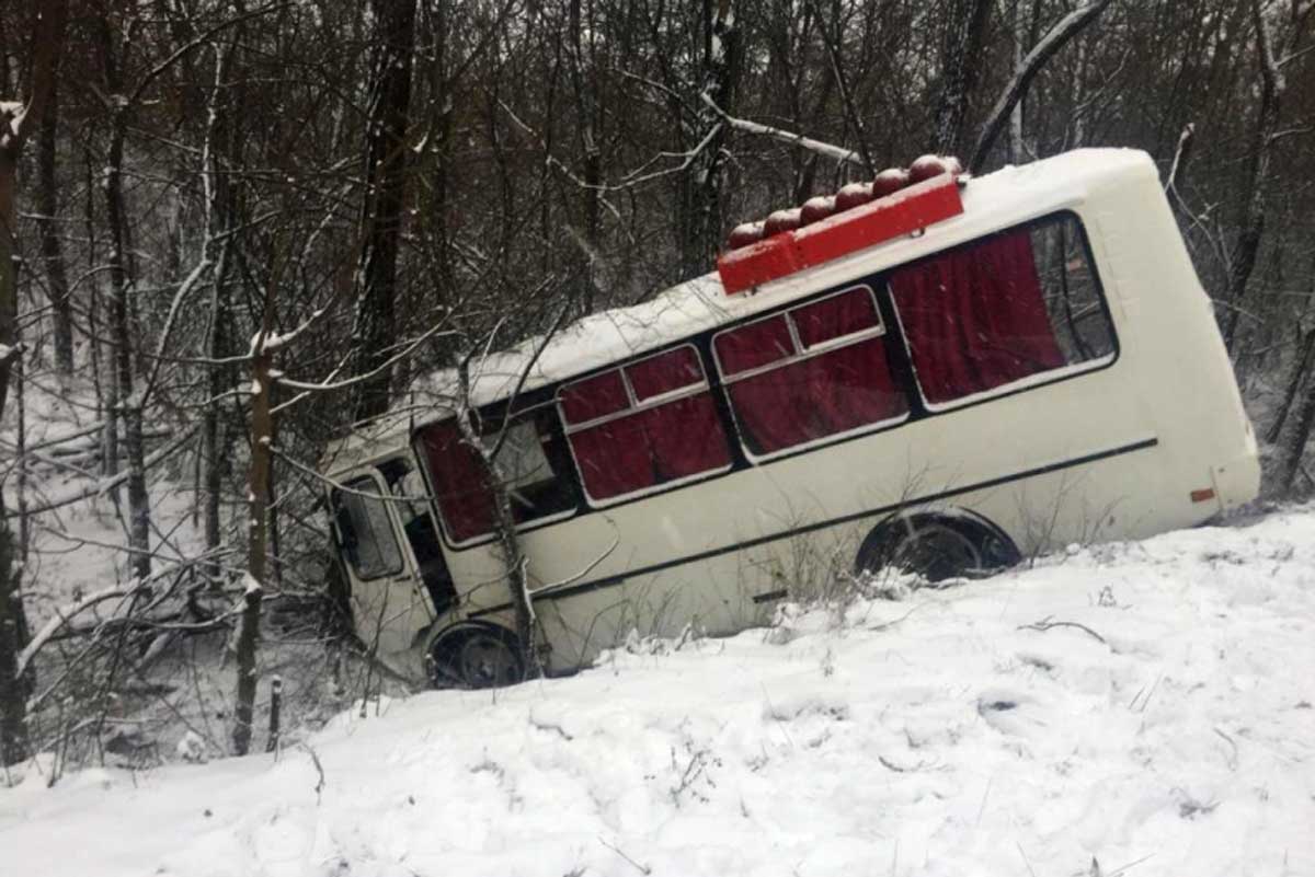 На Кубани из-за снега лоб в лоб на встречной полосе столкнулись иномарка и автобус с 23 пассажирами