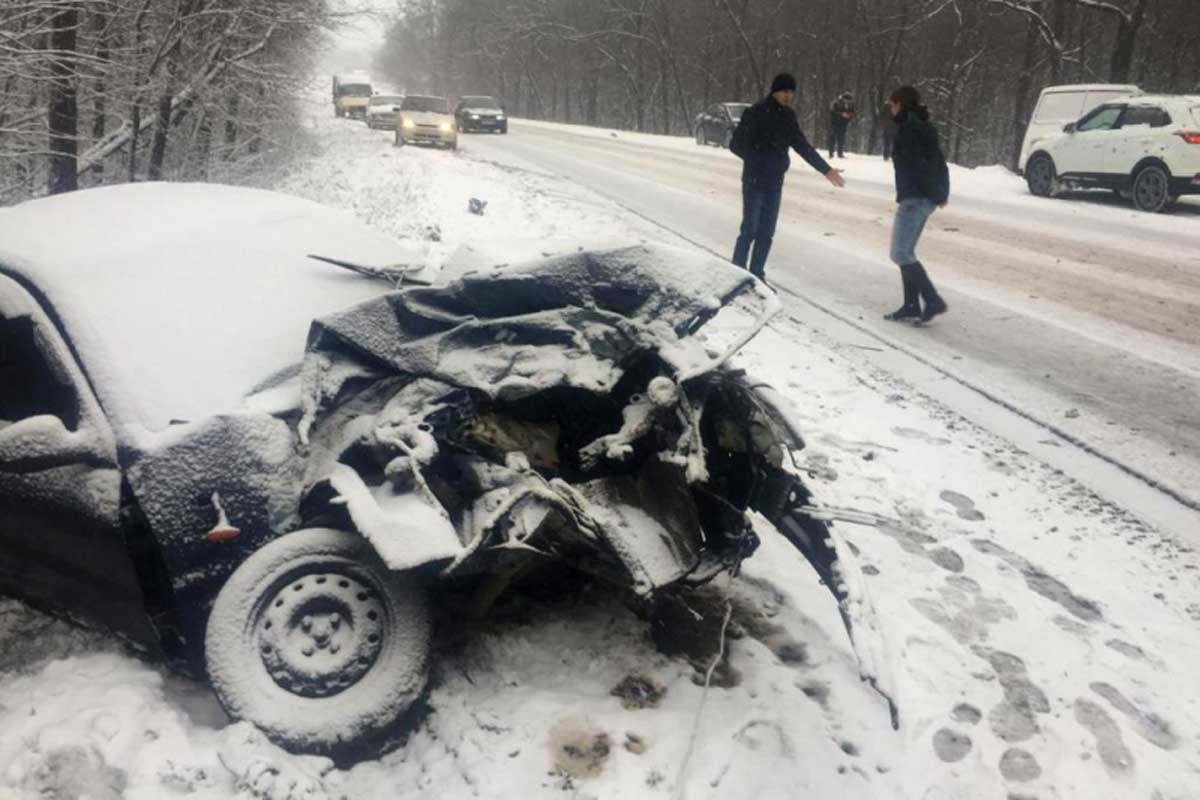 На Кубани из-за снега лоб в лоб на встречной полосе столкнулись иномарка и автобус с 23 пассажирами
