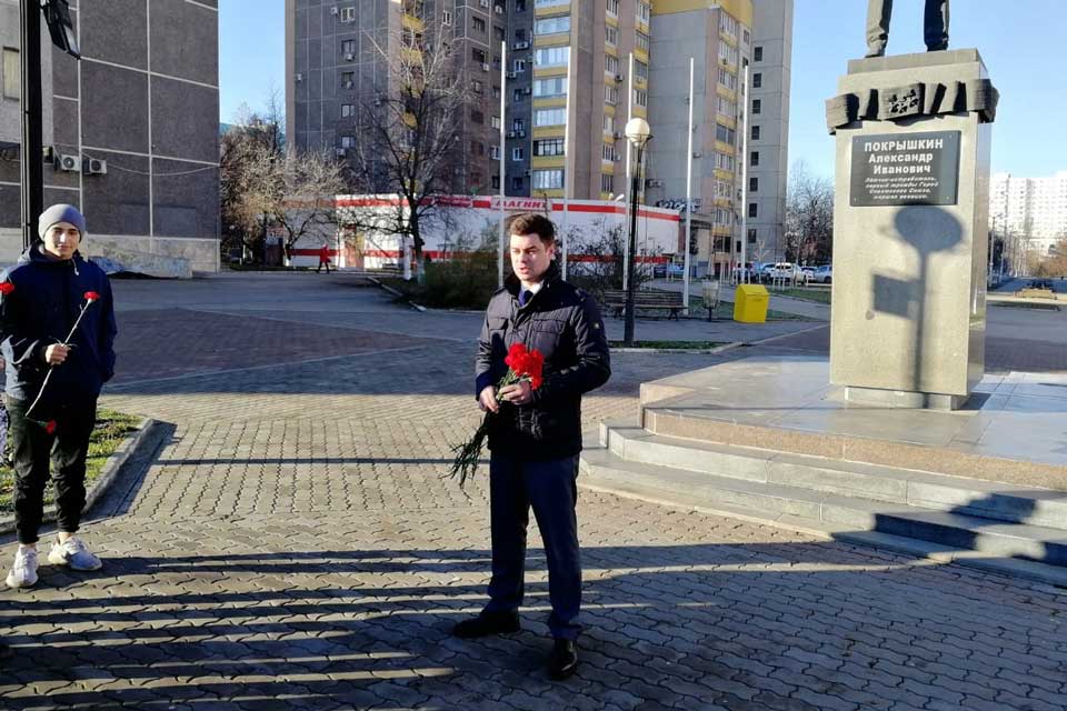 На Энке почтили память Героев России: у памятника Покрышкину прошла церемония возложения цветов