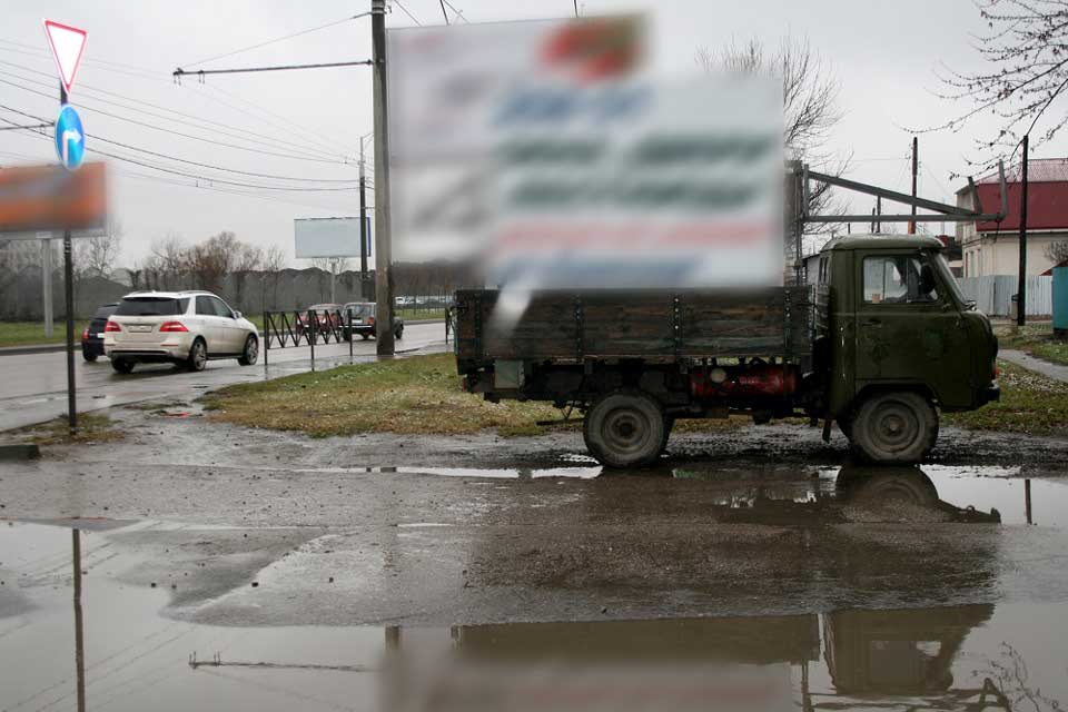 Власти Краснодара очистили от «рекламных» автомобилей улицу Дзержинского в районе Энки