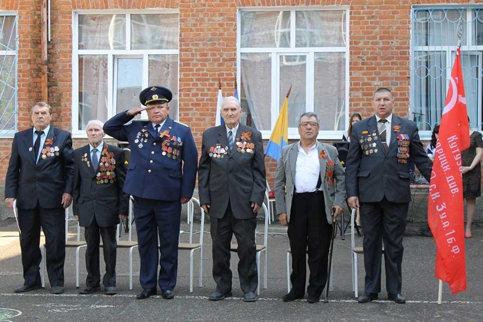 Имя жителя Энки летчика Виктора Чикунова присвоено школе № 6 в станице Старовеличковской 