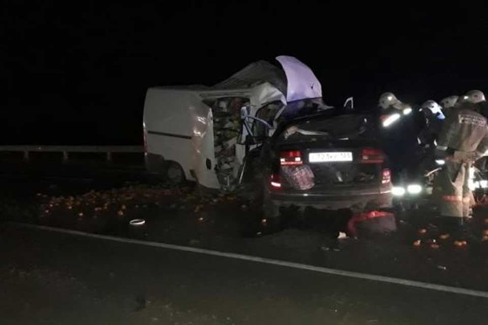 6 человек погибли в лобовом столкновении «Волги» и микроавтобуса Peugeot Boxer на Кубани