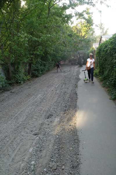 Хватит детям ходить в школу по грязи: жители Новой Энки своими силами отремонтировали дорогу