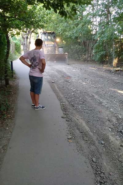 Хватит детям ходить в школу по грязи: жители Новой Энки своими силами отремонтировали дорогу
