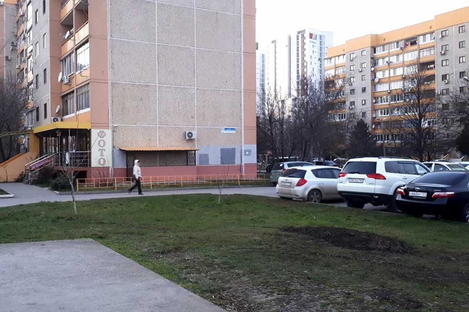 «Атаку» на придомовую территорию «отбили» жители дома № 223 по улице Дзержинского на Энке
