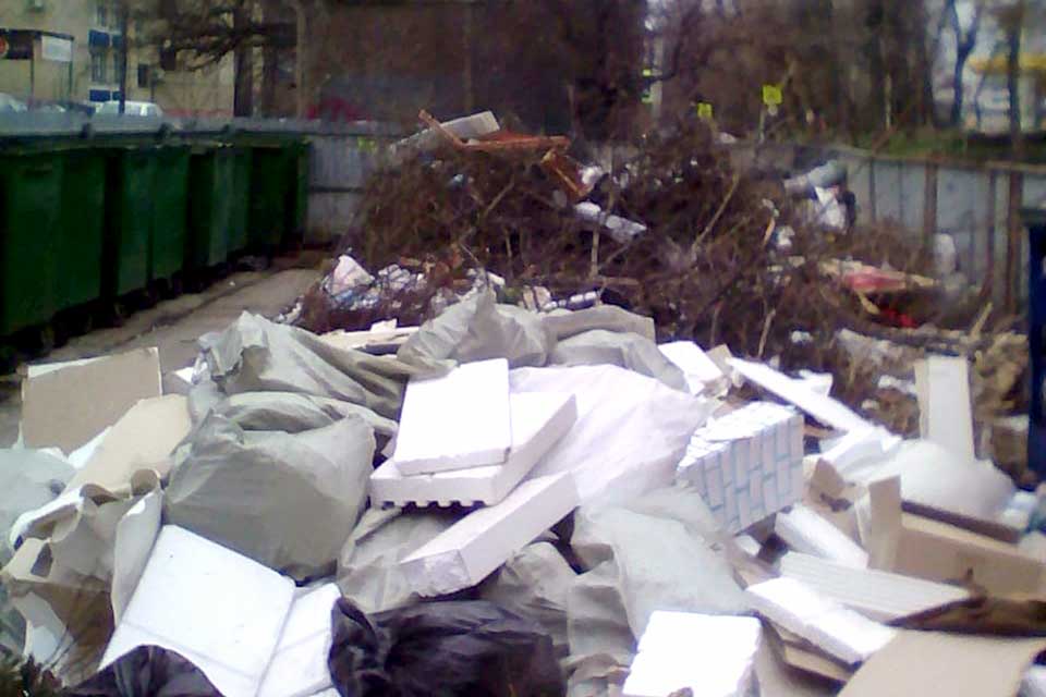 Мусора «под завязку»: жители Энки устали от увеличивающейся в размерах мусорной свалки под окнам