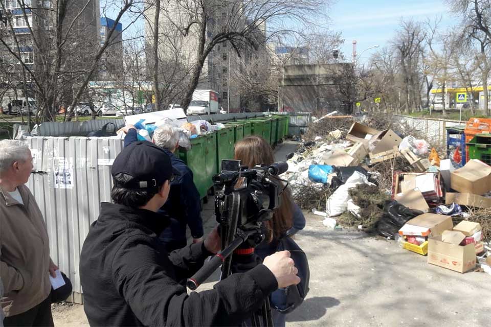 На фоне мусора снимался репортаж: журналисты ТВ «Краснодар» выясняли, кто виноват в свалке отходов на Энке