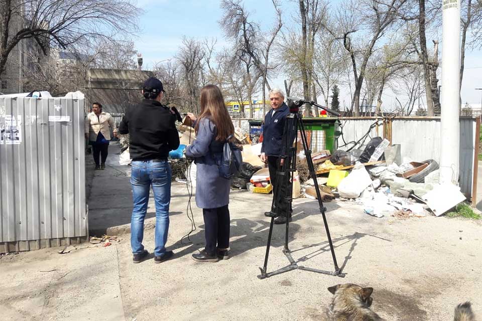 На фоне мусора снимался репортаж: журналисты краевого ТВ выясняли, кто виноват в свалке отходов на Энке