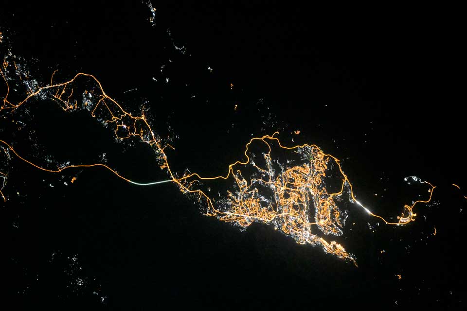 Как из космоса ночью выглядят Краснодар, Новороссийск и другие города России