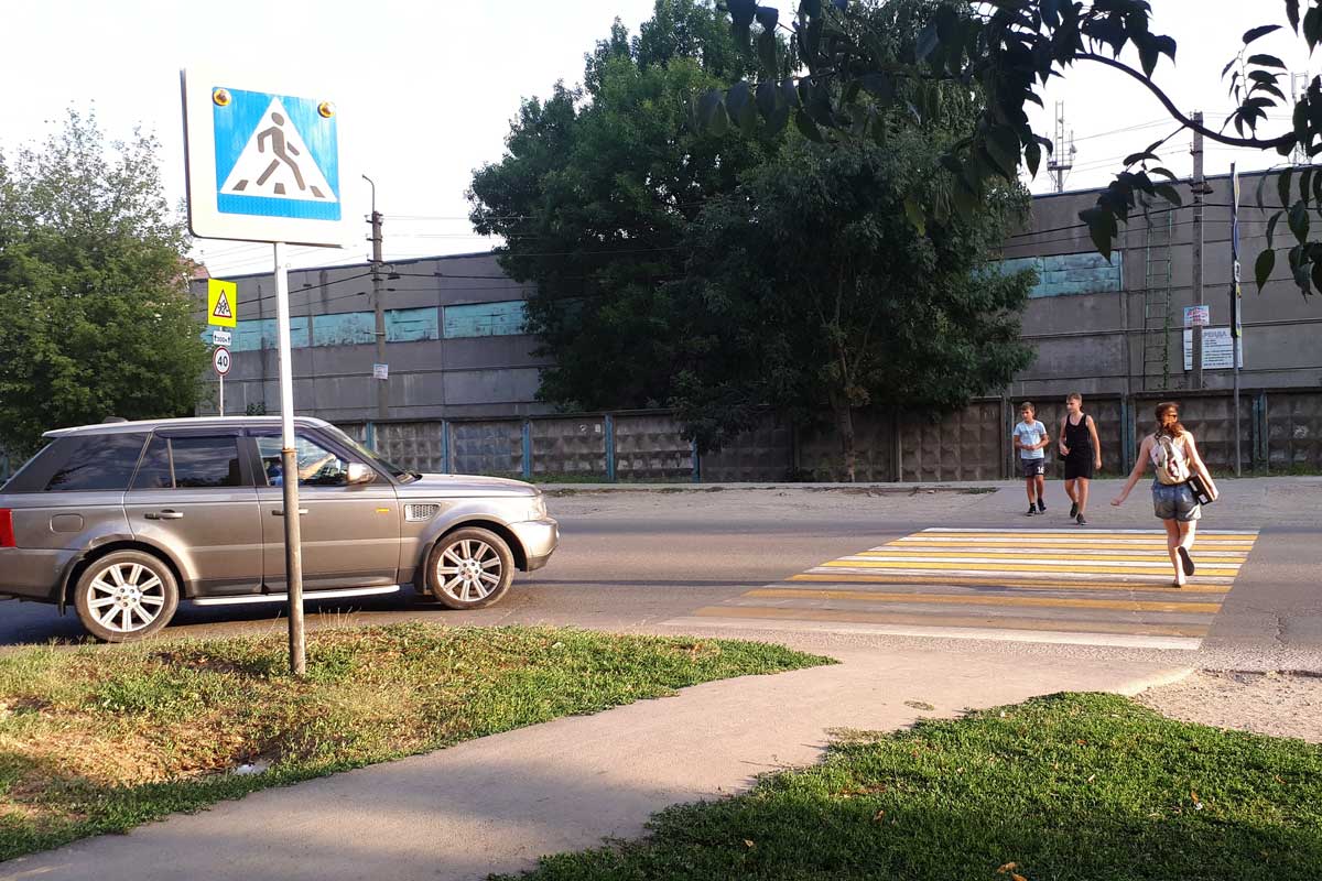 Перейти дорогу и остаться в живых: жители Энки боятся ходить по зебрам на ул. Кореновской