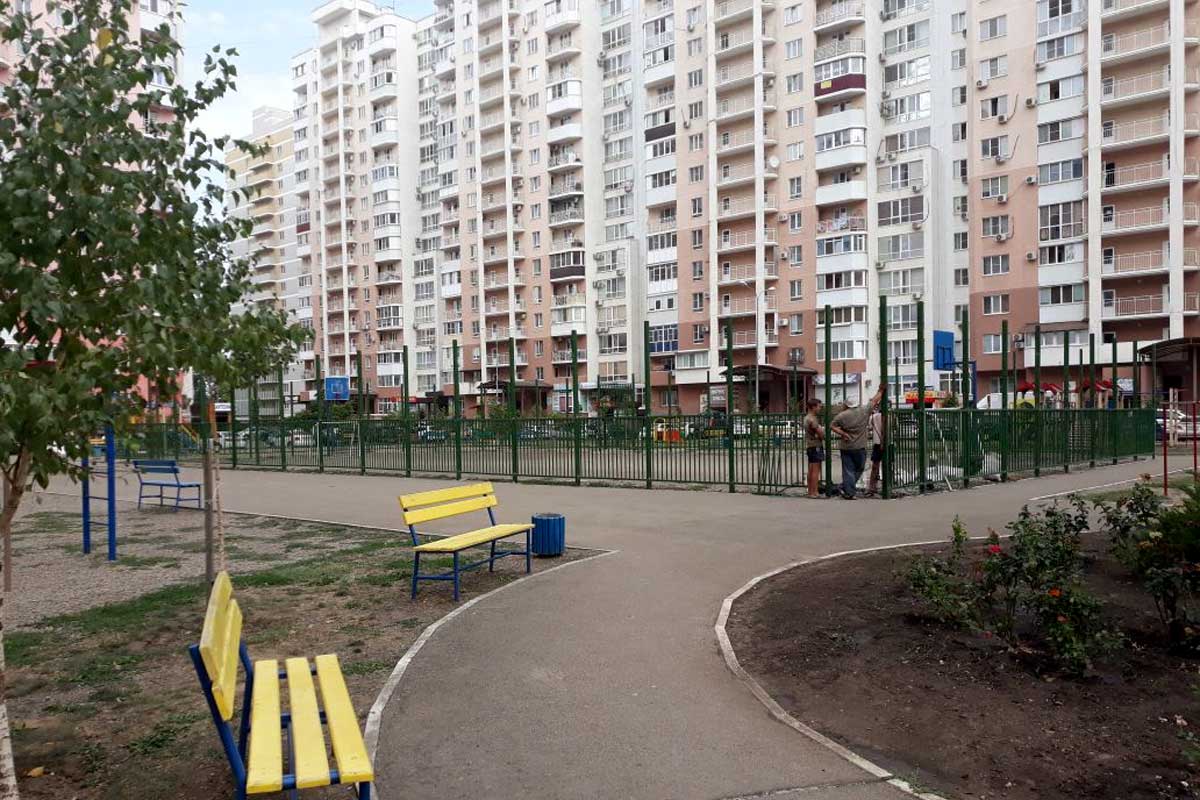 Две футбольные площадки растут в ЖК «Георгиевский»: кто и на какие средства благоустраивает дворы