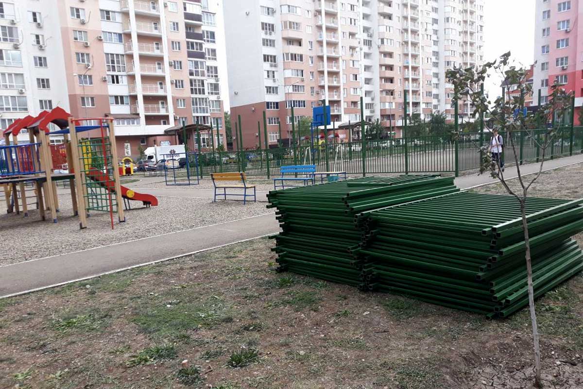 Две футбольные площадки растут в ЖК «Георгиевский»: кто и на какие средства благоустраивает дворы