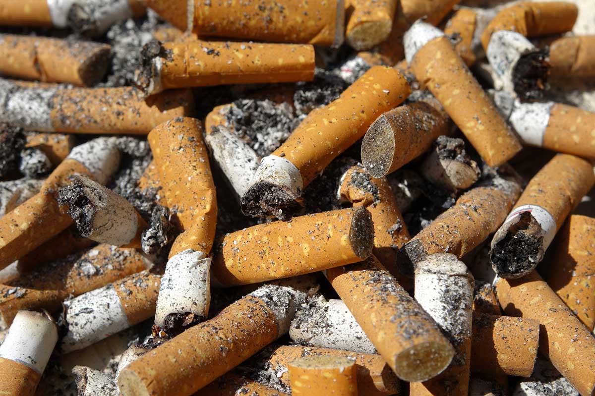 Окуркопад на Энке: к чему приводит свинство курящих, и как бороться с теми, кто не пользуется пепельницами